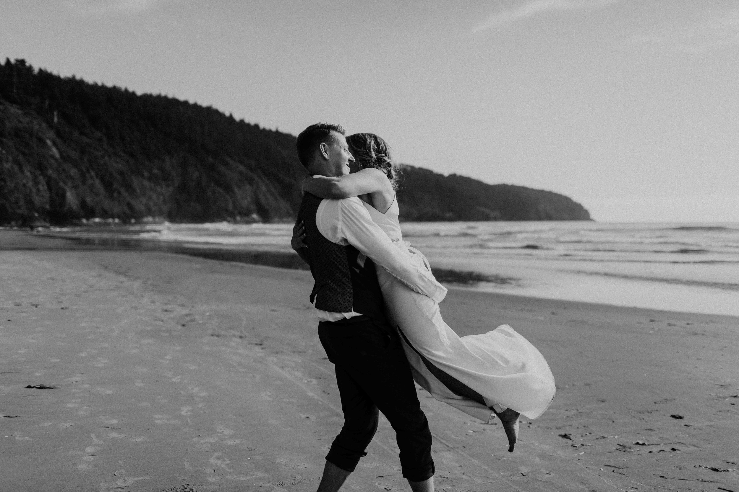 cape-lookout-intimate-wedding-sarah-kai-pnw-destionation-wedding-ilumina-photography-2878.jpg