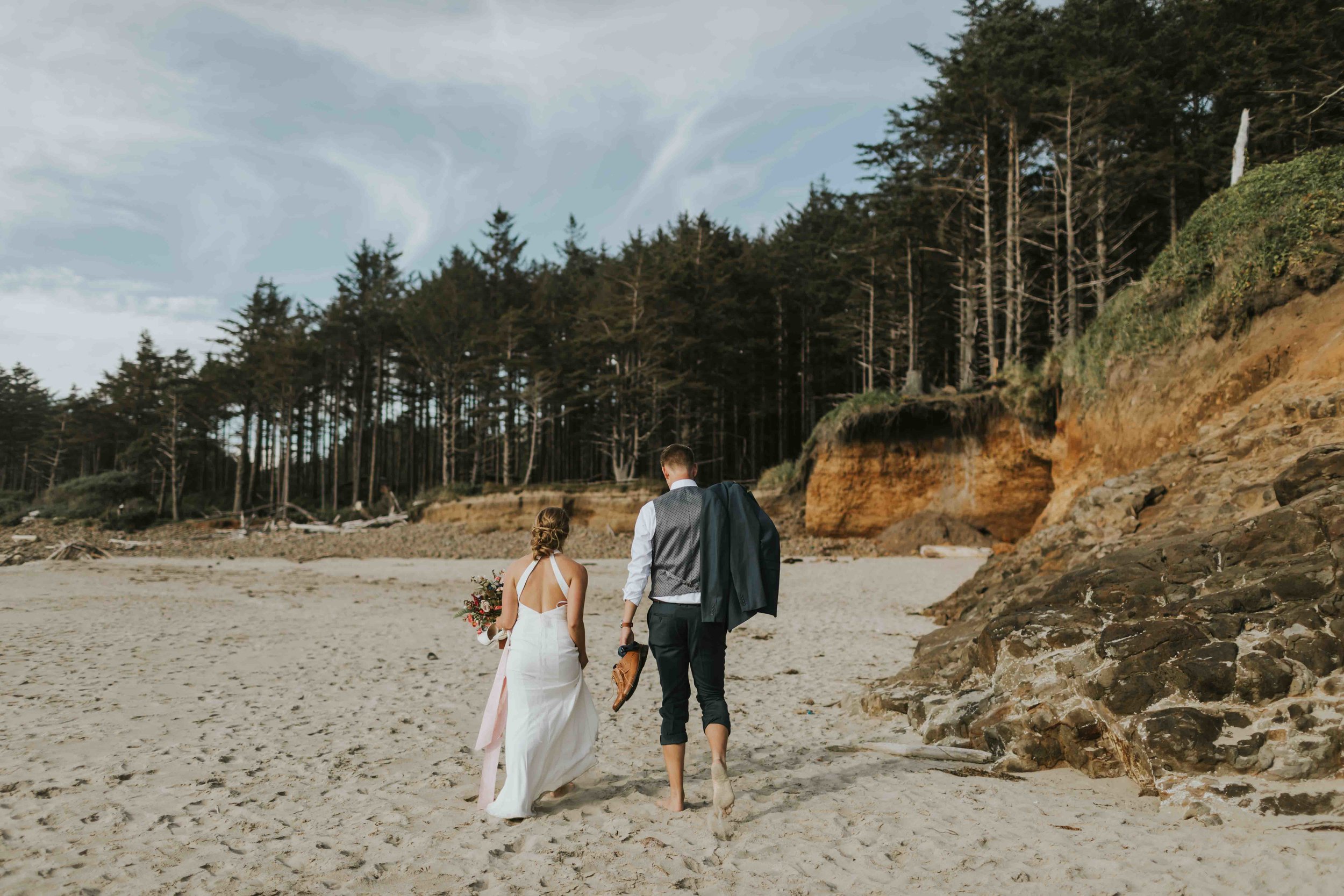 cape-lookout-intimate-wedding-sarah-kai-pnw-destionation-wedding-ilumina-photography-2901.jpg